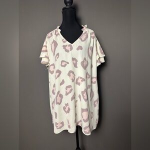 Women's Spin Ruffled V-Neck Top - Pink Leopard Print
